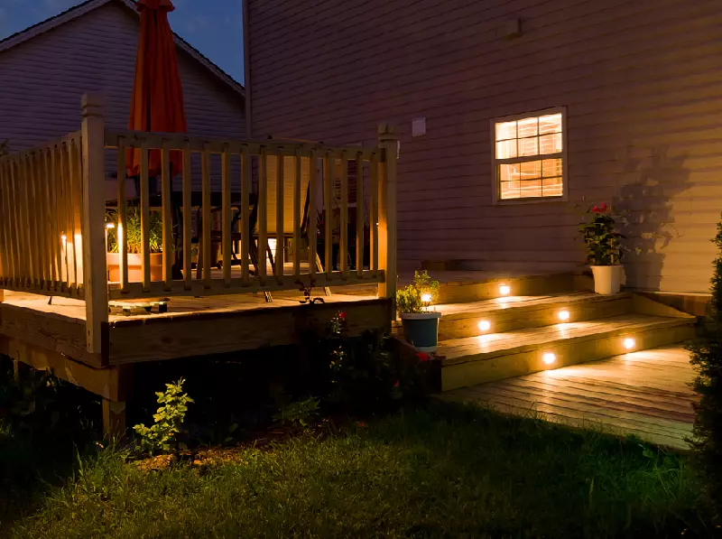 Outdoor step light installation