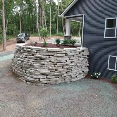 Ledge rock retaining wall